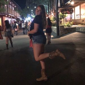 Meet your Posher, Mackinzie